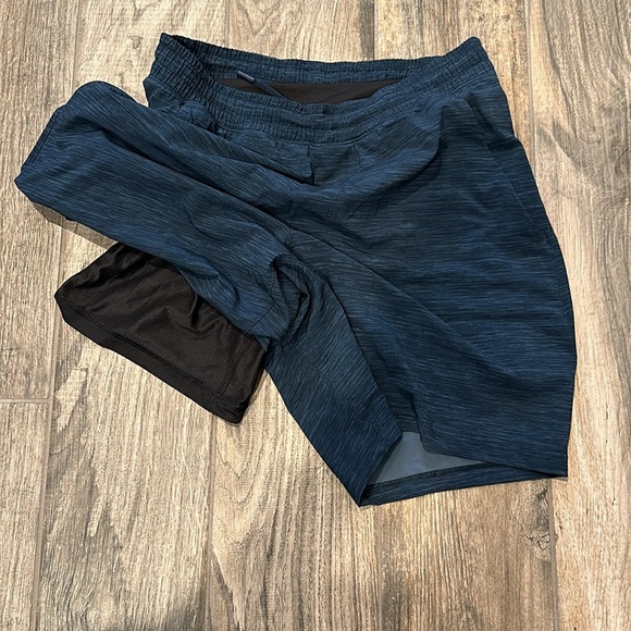 Men’s Lululemon workout shorts size Medium - Picture 2 of 4